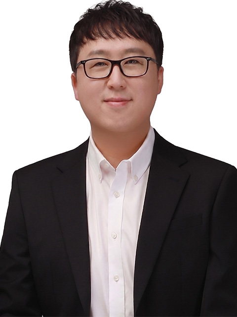Portrait photograph of ABCE staff member, Seongha Hwang